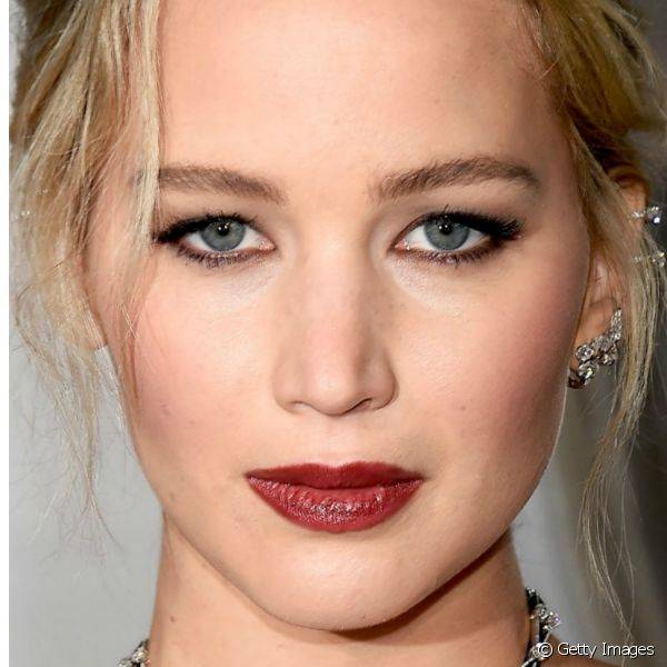Jennifer Lawrence surgiu elegante e glamourosa no tapete vermelho da première do filme 